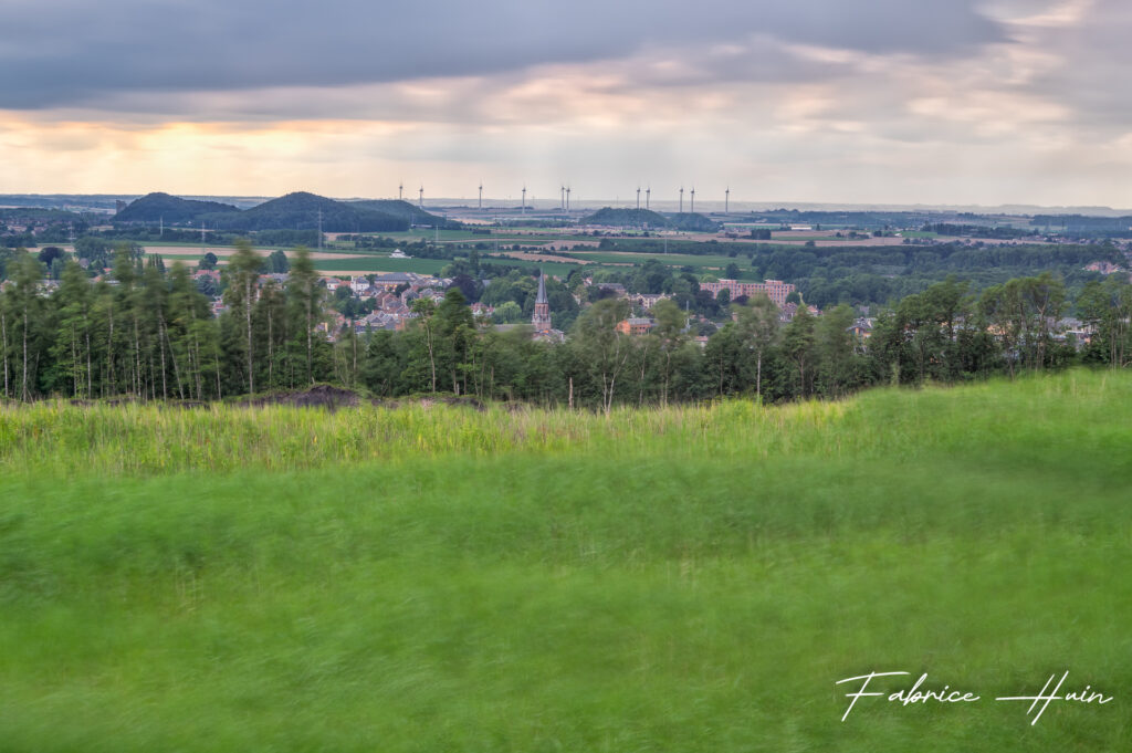 Vue sur Morlanwelz et le parc éolien d'Estinnes