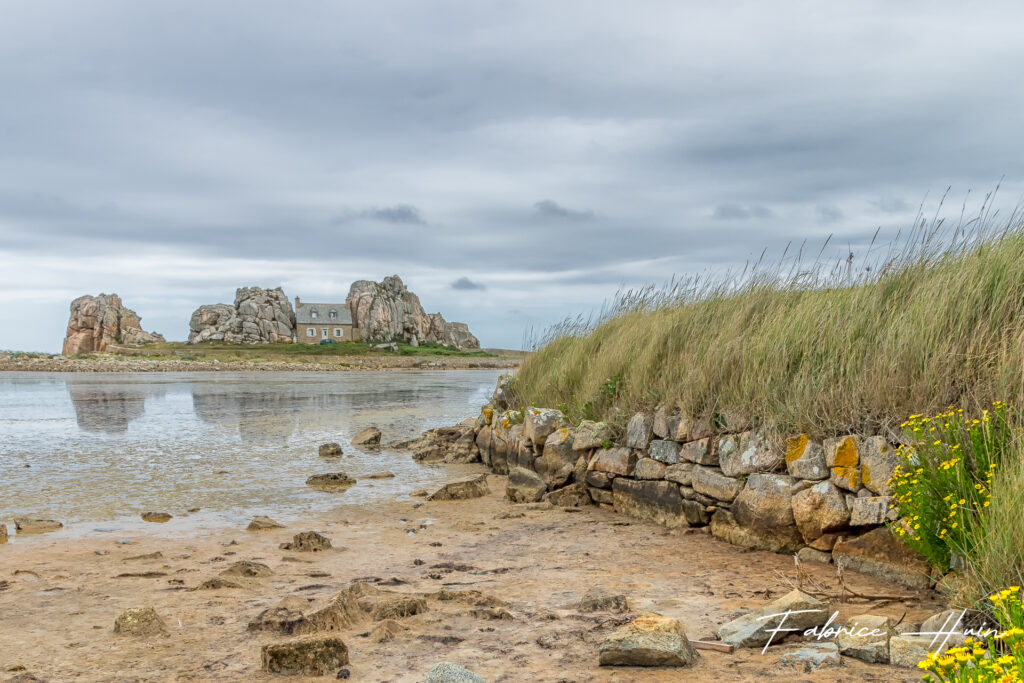 Castel Meur, la petite maison entre les rochers